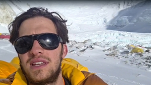 Brasileiro passa por susto ao escalar Everest: ‘Se tivesse ficado cinco minutos para trás, tinha atingido a gente’