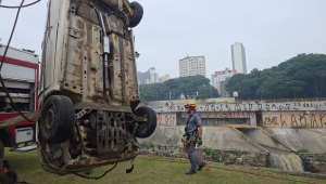 Veja imagens do resgate de carro que caiu no Rio Tamanduateí, em SP