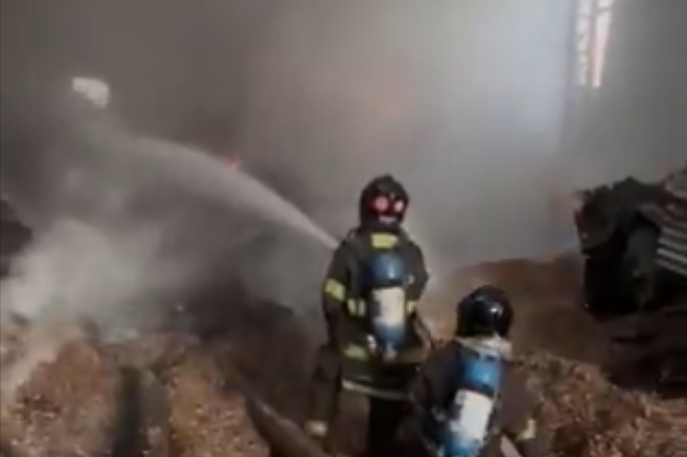 barracão explodiu no distrito Paulópolis, do município de Pompéia, estado de São Paulo, nesta terça-feira (26), deixando um morto e dez feridos