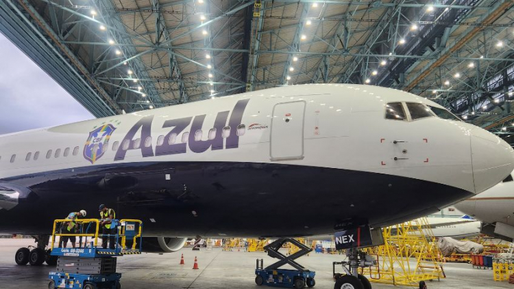 Aeronave adesivada pela Azul e que levará a seleção brasileira para a Copa do Mundo