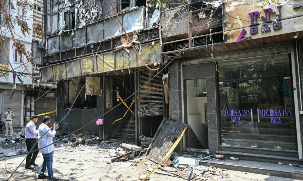 Um incêndio em um hotel deixou 21 pessoas mortas na capital da Índia, Nova Déli.