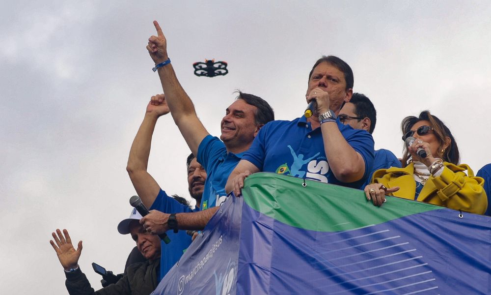 O pré-candidato à Presidência da República pelo PL e senador Flávio Bolsonaro, e o governador Tarcísio de Freitas (Republicanos) durante a 34ª edição de Marcha para Jesus na capital paulista, na manhã desta quinta-feira, 4 de junho de 2026. Fiéis fizeram uma caminhada de aproximadamente 4km, partindo da Estação da Luz até um mega palco montado na Praça Heróis da FEB, próxima ao Campo de Marte, na zona norte da cidade.