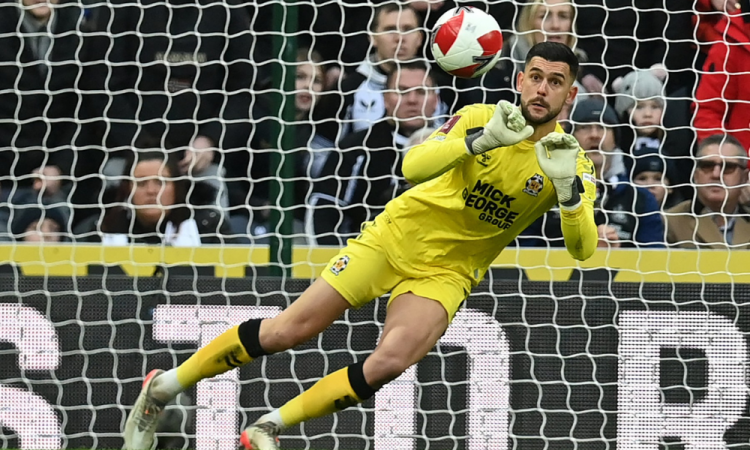Goleiro da Bulgária Dimitar Mitov