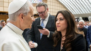 Papa nomeia 1ª mulher não religiosa para chefiar a comunicação do Vaticano