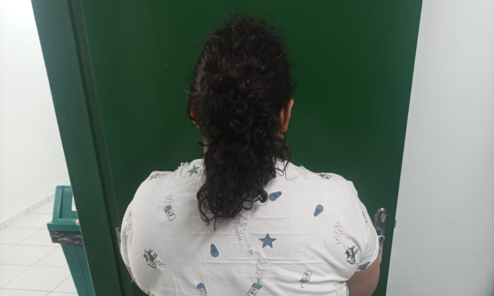 Mulher de 37 anos é presa por fingir ter 12 e enganar família em Joinville