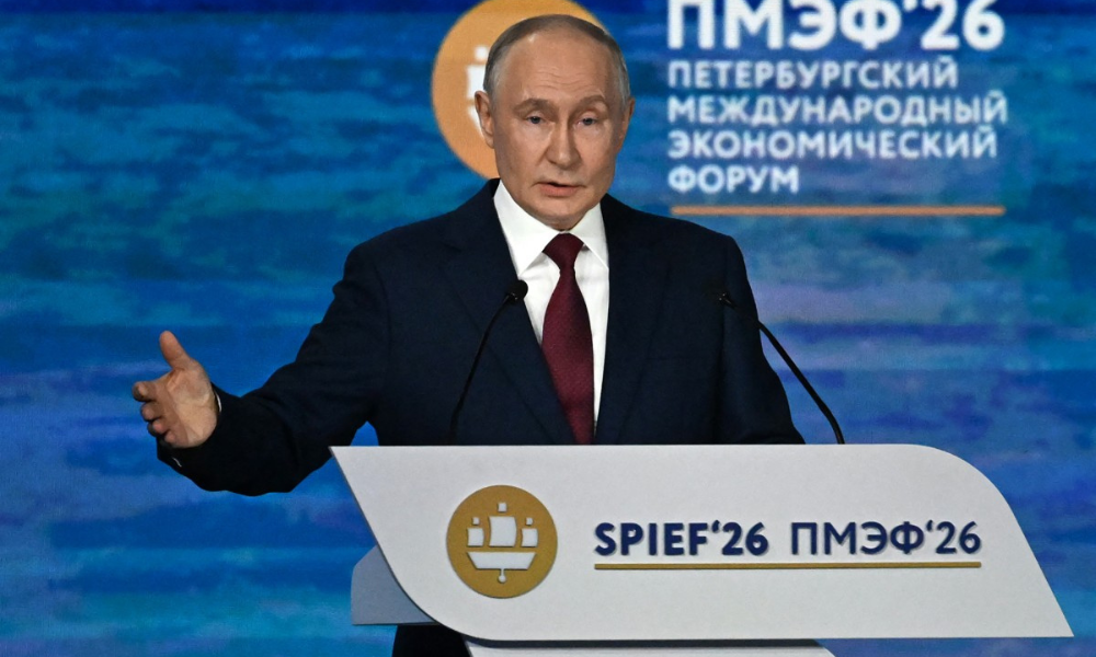 Presidente da Rússia, Vladimir Putin, discursa durante a sessão plenária do Fórum Econômico Internacional de São Petersburgo, nesta sexta-feira (5)