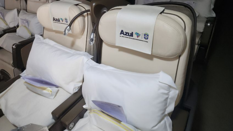 Interior da aeronave, equipada pela Azul, que levará a seleção brasileira para a Copa do Mundo