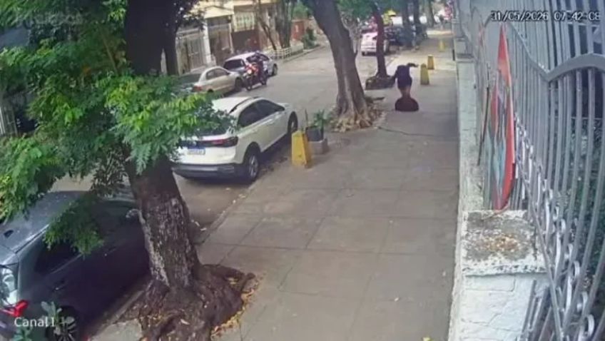 Momento em que a vítima cai por inteiro no bueiro