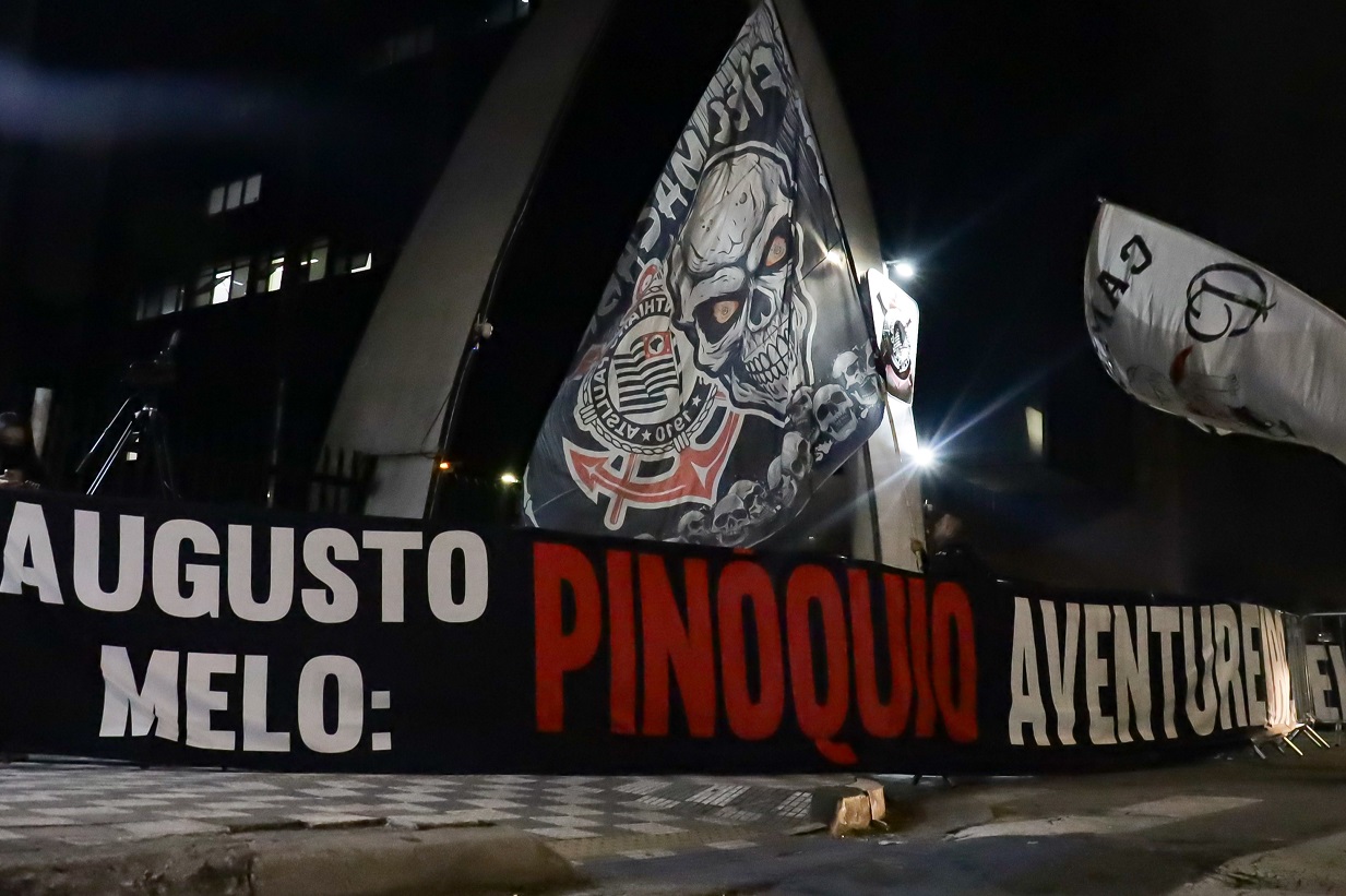 Expulsão de Augusto Melo do Corinthians