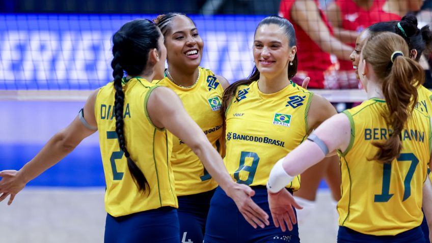 Seleção feminina de vôlei em partida contra a República Dominicana na Liga das Nações