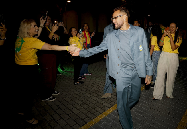 Neymar cumprimenta funcionários da CBF antes de embarcar aos Estados Unidos para disputar Copa do Mundo 2026