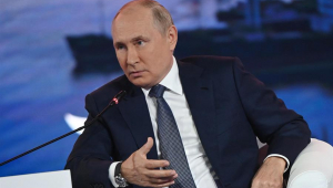 Vladimir Putin de terno e gravata, gesticulando enquanto fala no Fórum Econômico Oriental