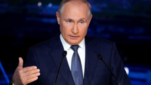 Vladimir Putin de terno e gravata, gesticulando enquanto fala no Fórum Econômico Oriental
