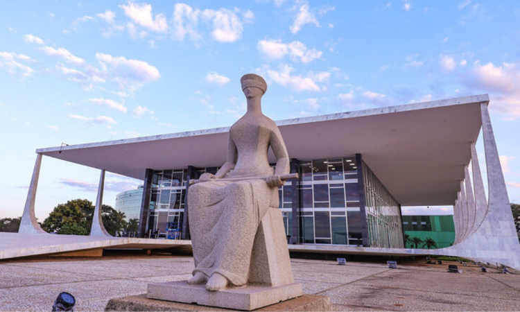 Estátua da Justiça localizada em frente ao prédio do Supremo Tribunal Federal (STF), em Brasília