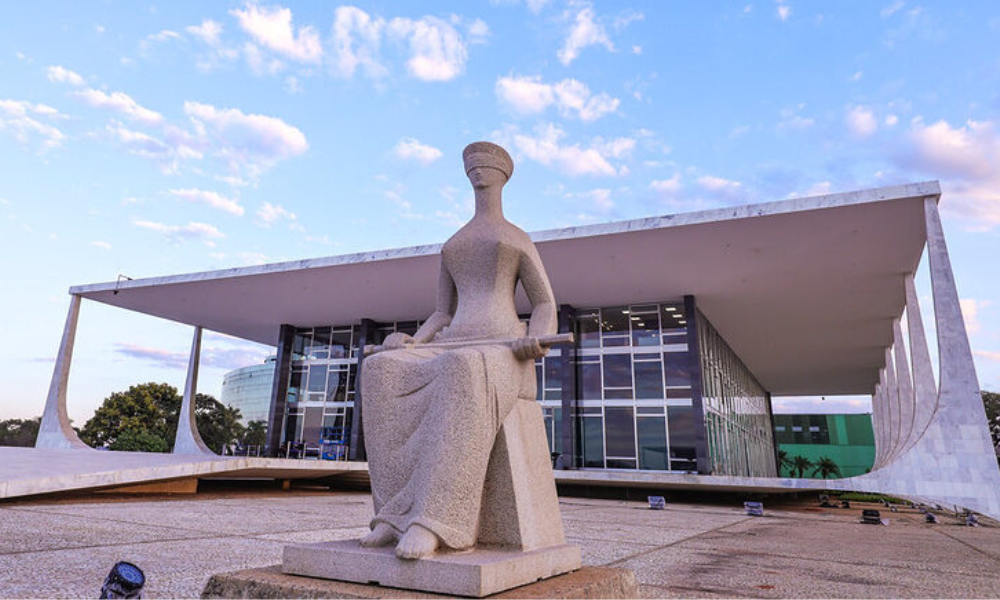 Estátua da Justiça localizada em frente ao prédio do Supremo Tribunal Federal (STF), em Brasília