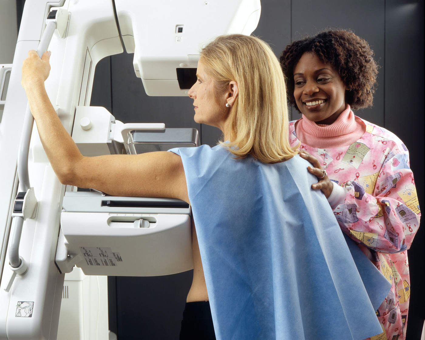 Mulher faz exame para detectar câncer
