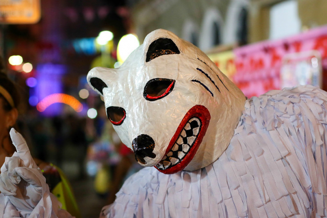 Outra personagem do Folclore pernambucano que também se destaca no Carnaval é a La Ursa, que encena nas ruas e ladeiras, ao som de batuques, um urso agressivo, mas que se torna dócil e dançante ao receber moedas