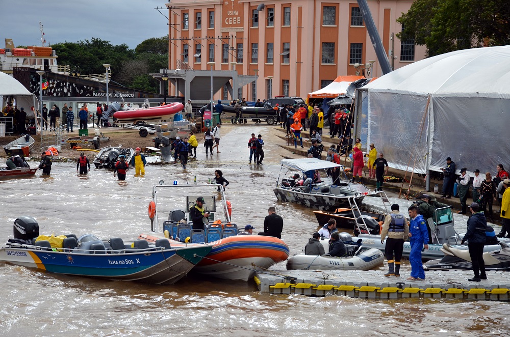 Trabalho de apoio as vitimas das enchentes causadas pelas chuvas no Rio Grande do Sul