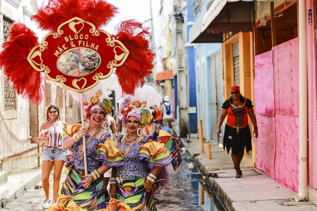 Fantasias irreverentes e criativas fazem a folia no Carnaval do Recife