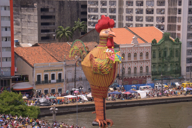 Estátua do Galo gigante na Ponte Duarte Coelho tem uma nova versão a cada ano, gerando expectativa que só se encerra poucos dias antes do bloco (2018)