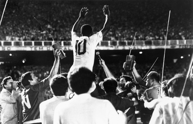 De costas, com a 10 do Santos, Pelé é carregado após narcar seu milésimo gol
