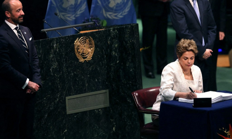Então presidente do Brasil Dilma Rousseff ao assinar o acordo na cerimônia de assinatura do Acordo de Paris sobre mudanças climáticas