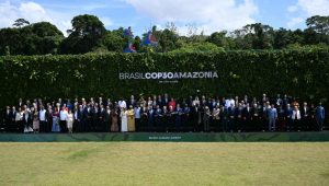 Chefes de Estado e representantes posam para a foto oficial da Cúpula de Líderes, antes da COP30