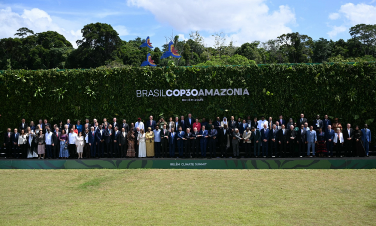 Chefes de Estado e representantes posam para a foto oficial da Cúpula de Líderes, antes da COP30