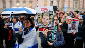 Participantes seguram cartazes com retratos dos reféns durante vigília em memória ao segundo aniversário do ataque do Hamas contra Israel na praça Bebelplatz